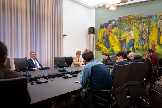 Bei einem Pressegespräch nach der Rede zum Haushaltsvoranschlag 2026 stellte sich Landeshauptmann Arno Kompatscher den Fragen der Journalistinnen und Journalisten. (Foto: LPA/Fabio Brucculeri)