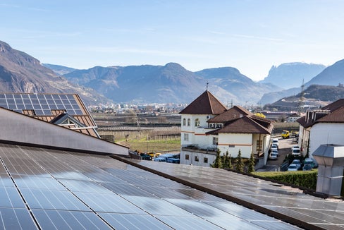 Für die kleinen Unternehmen wird 2026 der Fördersatz für den Einbau von Photovoltaikanlagen auf 25 Prozent der zulässigen Kosten angehoben, wenn die Komponenten nicht aus China stammen. (Foto: LPA/Manuela Tessaro)