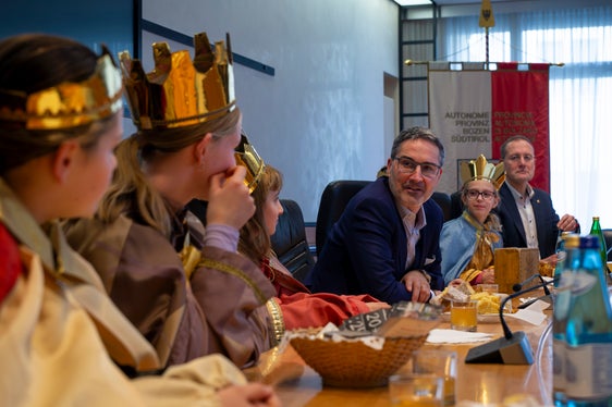 Il presidente della Provincia Arno Kompatscher e l'assessore provinciale Massimo Bessone con i cinque cantori della stella di San Martino e Saltusio in Passiria al tavolo della sala Giunta. (Foto: ASP/Fabio Brucculeri)