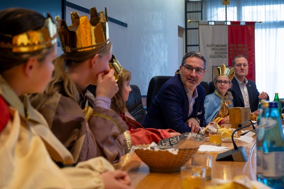 Landeshauptmann Arno Kompatscher und Landesrat Massimo Bessone mit den fünf Sternsingerinnen aus St. Martin und Saltaus in Passeier im Landhaus 1 in Bozen (Foto: LPA/Fabio Brucculeri)