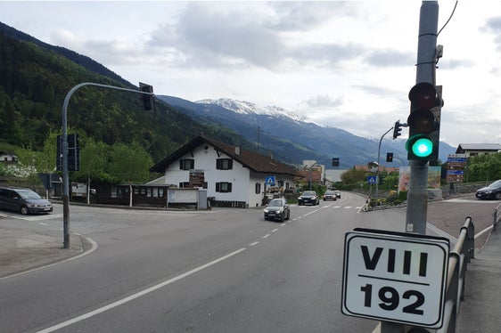 In Partschins soll der Kreuzungsbereich der SS 38 neu gestaltet werden (Foto: LPA/Amt für Straßenbau West)