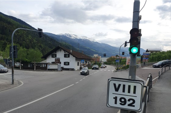 In Partschins soll der Kreuzungsbereich der SS 38 neu gestaltet werden (Foto: LPA/Amt für Straßenbau West)