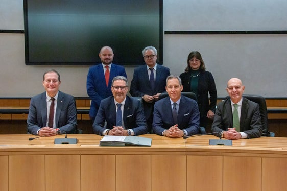 Un lavoro di rete per il rilancio di un grande impianto sportivo della provincia di Bolzano. Nella foto (seduti da sinistra) l'assessore provinciale Massimo Bessone, il presidente Arno Kompatscher, il sindaco di Merano Dario Dal Medico, l'assessore comunale Nerio Zaccaria; in piedi da sinistra, il direttore della Ripartizione amministrazione del Patrimonio Daniel Bedin, il segretario generale della Provincia, Eros Magnago, e Lucia Attinà, segretaria generale del Comune di Merano. (Foto: ASP/Greta Stuefer)