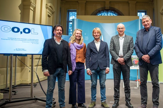 Lavoro di squadra: l'Amministrazione provinciale, l'Azienda sanitaria e il Forum Prevenzione sono impegnati insieme nella campagna di prevenzione dell'alcol dal 2006. Nella foto da sinistra: Martin Frontaler, Magdalena Platzer, Peter Koler, Günther Burger e Josef Widmann (Foto: ASP/Fabio Brucculeri)