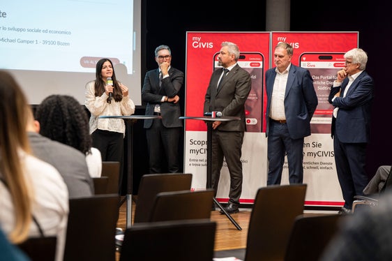 Francesca Visconti (all'estrema sinistra nella foto), in rappresentanza del team del progetto Simply Digital, ha presentato il nuovo portale web e ha illustrato l'esperienza myCIVIS ancora più personalizzata, che è possibile vivere effettuando il login. (Foto: USP/Fabio Brucculeri)