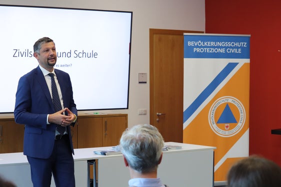 Bedeutung der Kompetenz im Bereich Zivilschutz hervorgehoben: Landesrat Alfreider am Schluss der ersten Ausbildungsreihe Zivilschutz und Schule. (Foto: LPA/Maja Clara)