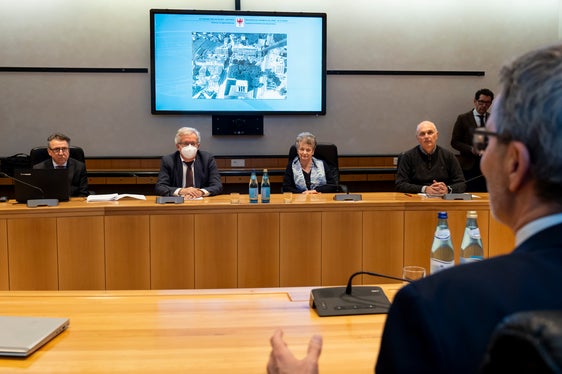 Genugtuung über den Kaufvertrag auch bei (im Zentrum, unter dem Bildschirm, v.l.) NISF-Regionaldirektor Vittorio Feliciani und der ehemaligen Vizepräsidentin des NISF, Luisa Gnecchi (Foto: LPA/Fabio Brucculeri)