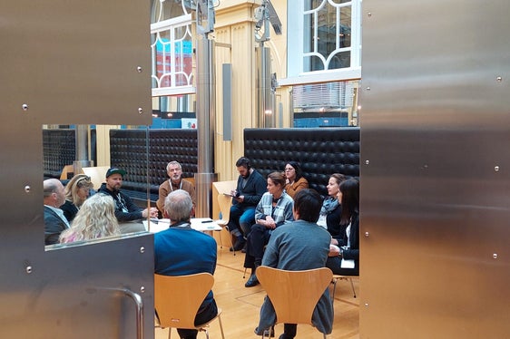 Die Ideenentwicklung in einer der Arbeitsgruppen (Foto: Euregio/Stefan Graziadei)