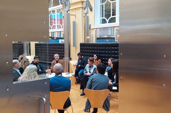 Un gruppo di lavoro mentre sviluppa nuove idee su diverse tematiche (Foto: Euregio/Stefan Graziadei)