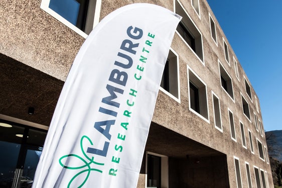 Presentato all'evento di lancio per l'anno del 50° anniversario: il nuovo logo del Centro di Sperimentazione Laimburg. (Foto: USP/Centro di Sperimentazione Laimburg/Ivo Corrà)