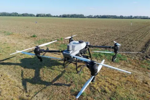 Noch dürfen sie in Südtirol nicht starten: Drohnen, die Pflanzenschutzmittel ausbringen. Da die Regeln für den Einsatz von Drohnen für Pflanzenschutzbehandlungen erst festgelegt werden müssen, bleibt dieser Einsatz bis auf Weiteres verboten. Der Landespflanzenschutzdienst wird umgehend über die weiteren Entwicklungen informieren. (Foto: LPA/Landesamt für Obst- und Weinbau und Landespflanzenschutzdienst)