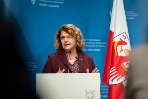 „Wir schaffen neue, klare Richtlinien für die sozialen Dienste in Südtirol. Dabei wollen wir mehr Übersicht, gleiche Standards und eine klare Grundlage für Träger und Betroffene schaffen“, hob Landesrätin Rosmarie Pamer hervor. (Foto: LPA/Fabio Brucculeri)