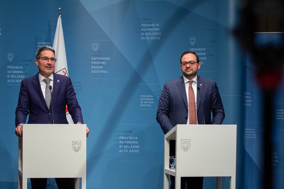 Il presidente Arno Kompatscher e il vicepresidente Marco Galateo hanno illustrato in conferenza stampa le prime delibere di Giunta (Foto: ASP/Greta Stuefer)