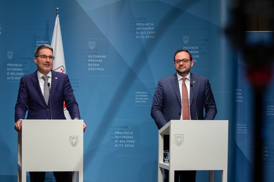 Il presidente Arno Kompatscher e il vicepresidente Marco Galateo hanno illustrato in conferenza stampa le prime delibere di Giunta (Foto: ASP/Greta Stuefer)