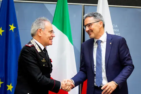 Stretta di mano dopo la firma di un accordo istituzionalmente importante: Il generale di corpo d'armata Andrea Rispoli e il presidente della Provincia Arno Kompatscher hanno suggellato la collaborazione tra il Corpo forestale provinciale e il Comando unità forestali, ambientali e agroalimentari dei Carabinieri, potenziandola. (Foto: ASP/Fabio Brucculeri)