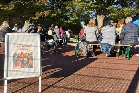 Il quartiere di piazza San Vigilio a Merano si prepara a vivere un momento simbolico e concreto di rinascita collettiva con la presentazione ufficiale di “Piazz@telier”, il nuovo progetto di rigenerazione urbana e sociale. La presentazione è in programma lunedì 3 novembre alle ore 11.30, alla presenza del vicepresidente Marco Galateo. (Foto: USP)