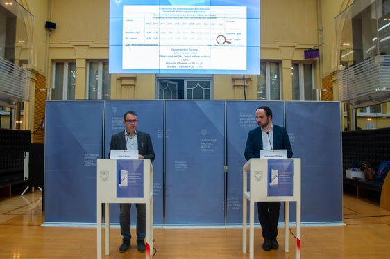 Landesrat Philipp Achammer (r.) und der Abteilungsdirektor des Arbeitsmarktservice, Stefan Luther, haben den Arbeitsmarktbericht für das Sommerhalbjahr 2022 am heutigen Freitagmorgen (9. Dezember) im Landhaus 1 in Bozen vorgestellt. (Foto: LPA/Fabio Bruccoleri)