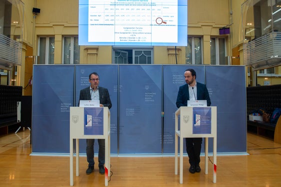 Landesrat Philipp Achammer (r.) und der Abteilungsdirektor des Arbeitsmarktservice, Stefan Luther, haben den Arbeitsmarktbericht für das Sommerhalbjahr 2022 am heutigen Freitagmorgen (9. Dezember) im Landhaus 1 in Bozen vorgestellt. (Foto: LPA/Fabio Bruccoleri)