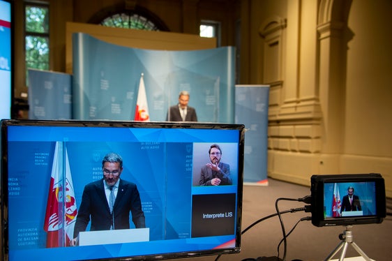 Per la prima volta la conferenza stampa post-Giunta è stata trasmessa live anche nelle lingue dei segni italiana (LIS) ed austriaca: Kompatscher ha presentato la novità assieme alle decisioni dell'Esecutivo (Foto: ASP/Fabio Brucculeri)