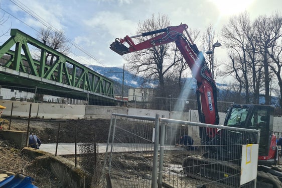 Etwa einen Monat lang arbeitet die Wildbachverbauung an der Rienz in Stegen, für diese Zeit wird die Rampe gesperrt und eine Umleitung entlang des Rienzdammes eingerichtet. (Foto: LPA/Landesamt für Wildbach- und Lawinenverbauung Ost in der Agentur für Bevölkerungsschutz)