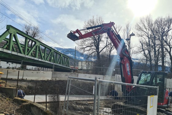 I lavori sul torrente Rienza a Stegona dureranno circa un mese, durante il quale la rampa verrà chiusa e verrà creata una deviazione lungo la diga del tratto fluviale. (Foto: ASP/Ufficio sistemazione bacini montani Est)