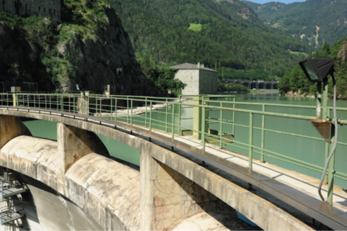 Für Umweltverbesserungsmaßnahmen für das Kraftwerk Brixen stehen im Zeitraum 2023-2025 insgesamt 7,7 Millionen Euro zur Verfügung. Die Landesregierung hat den Umweltplan genehmigt. (Foto: Alperia)