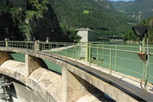 Für Umweltverbesserungsmaßnahmen für das Kraftwerk Brixen stehen im Zeitraum 2023-2025 insgesamt 7,7 Millionen Euro zur Verfügung. Die Landesregierung hat den Umweltplan genehmigt. (Foto: Alperia)