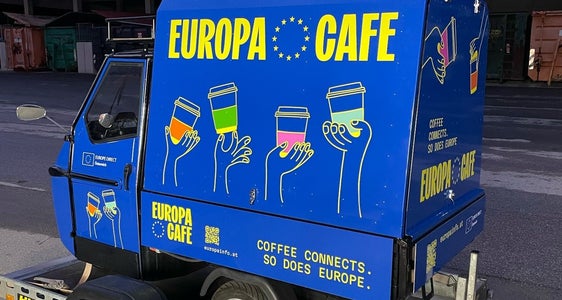 Alla tappa finale del TotA a Lienz del 25 aprile, oltre allo stand dell'Euregio, sarà presente anche l'“Ape Europe Direct” (nella foto) che fornirà informazioni su temi relativi all'Unione Europea. (Foto: Euregio)