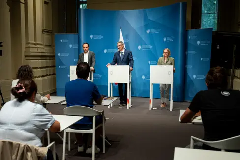 Gute Nachrichten für öffentliche Bedienstete und das staatliche Lehrpersonal konnten Bildungslandesrat Philipp Achammer (im Bild von links), Landeshauptmann Arno Kompatscher und Personallandesrätin Magdalena Amhof nach der Sitzung der Landesregierung am 8. Juli überbringen. (Foto: LPA/Fabio Brucculeri)