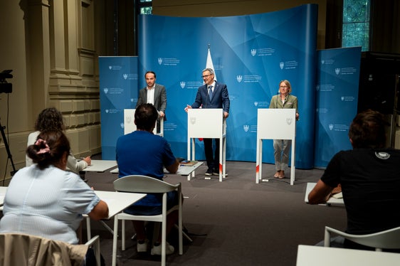 Buone notizie per i dipendenti pubblici e il personale docente: è quanto hanno comunicato (nella foto da sinistra) l'assessore all'Istruzione Philipp Achammer, il presidente della Provincia Arno Kompatscher e l'assessora al Personale Magdalena Amhof dopo la seduta della Giunta provinciale dell'8 luglio. (Foto: USP/Fabio Brucculeri)