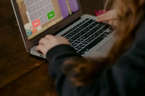 Der Digitale Orientierungskoffer ist seit Jahren ein erprobtes Instrument, um Jugendliche in ihrer Ausbildung- und Berufswahl zu unterstützen. Der Oberstufen-Koffer wurde nun umfassend überarbeitet. (Foto: Unsplash)