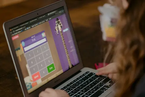 Der Digitale Orientierungskoffer ist seit Jahren ein erprobtes Instrument, um Jugendliche in ihrer Ausbildung- und Berufswahl zu unterstützen. Der Oberstufen-Koffer wurde nun umfassend überarbeitet. (Foto: Unsplash)