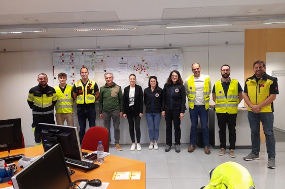 Übung beendet: Mitarbeiterinnen und Mitarbeiter im Lagezentrum am Samstag, 19. Oktober (von links): Fabian Faustini, Philip Osele, Leiter Stab Jonas Hochkofler, Landeseinsatzleiter Willigis Gallmetzer, Erika Oberkalmsteiner, Ilaria Folie, Doris Niederjaufner, Michael Gamper, Jan Kobald, Leiter der Landeswarnzentrale Tirol Thomas Geiler (Foto: LPA/Maja Clara)