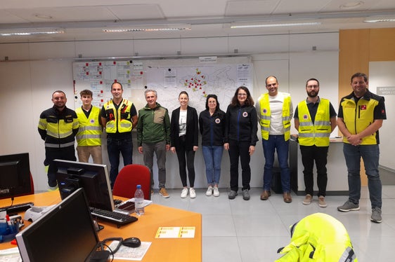 Übung beendet: Mitarbeiterinnen und Mitarbeiter im Lagezentrum am Samstag, 19. Oktober (von links): Fabian Faustini, Philip Osele, Leiter Stab Jonas Hochkofler, Landeseinsatzleiter Willigis Gallmetzer, Erika Oberkalmsteiner, Ilaria Folie, Doris Niederjaufner, Michael Gamper, Jan Kobald, Leiter der Landeswarnzentrale Tirol Thomas Geiler (Foto: LPA/Maja Clara)