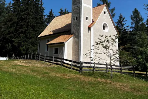 Am 18. Juli wurden die Sanierungsarbeiten an der St.-Anna-Kirche in Villanders abgeschlossen. Dabei wurden das Dach und die Fassaden der Kirche vollständig saniert. Alle Arbeiten wurden vom Amt für Bau- und Kunstdenkmäler beaufsichtigt. (Foto: LPA/Amt für technische Gebäudeverwaltung)