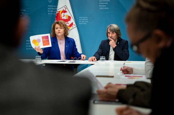 L'incontro congiunto dell'assessora Rosmarie Pamer e dell'assessore Hubert Messner con i media si è focalizzato su tre ambiti principali: formazione e innovazione, assistenza e consulenza e sfide come opportunità (Foto: USP/Fabio Brucculeri)