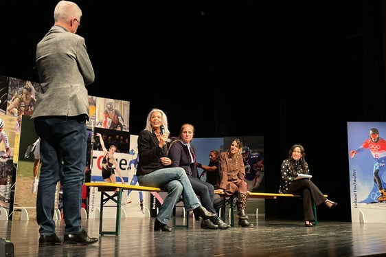 Un palco di autentici fuoriclasse. Nella foto, durante l'evento SoloperSport25 il giornalista Stefano Bizzotto (a sinistra), Antonella Bellutti, Gerda Weissensteiner, Tania Cagnotto e la moderatrice Diletta La Rosa. (Foto: USP)