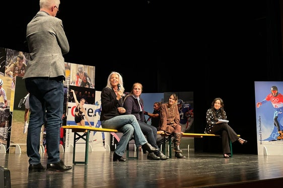 Un palco di autentici fuoriclasse. Nella foto, durante l'evento SoloperSport25 il giornalista Stefano Bizzotto (a sinistra), Antonella Bellutti, Gerda Weissensteiner, Tania Cagnotto e la moderatrice Diletta La Rosa. (Foto: USP)