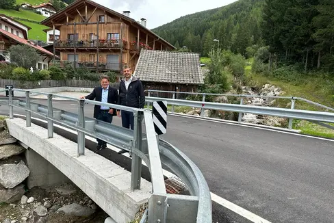 Ora il ponte è più stabile e sicuro per gli utenti della strada, e allo stesso tempo è stata aumentata la protezione contro le inondazioni, ha dichiarato Daniel Alfreider, assessore provinciale alla mobilità, in occasione di un recente sopralluogo con il sindaco Christian Gartner (Foto: ASP)