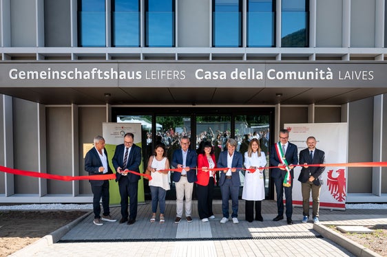 Der Generaldirektor des Sanitätsbetriebs Christian Kofler, die Direktorin des Landesamts für Sanitätsbauten Nicoletta Francato, Hochbaulandesrat Christian Bianchi, die geschäftsführende Direktorin des Gemeinschaftshauses Alessandra Capici, Gesundheitslandesrat Hubert Messner, Die geschäftsführende Direktorin des Gemeinschaftshauses Alessandra Capici, der Bürgermeister von Leifers Giovanni Seppi und der Direktor des Ressorts für Hochbau Daniel Bedin eröffneten mit dem Banddurchschnitt das neue Gemeinschaftshaus. (Foto: LPA/Fabio Brucculeri)