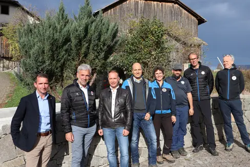 Besichtigung der Baustelle Albionserbach in der Gemeinde Lajen: (v.l.) Vizebürgermeister Martin Vikoler, Landesrat Arnold Schuler, Bürgermeister Stefan Leiter, Amtsdirektor Philipp Walder, Bauleiterin Caterina Ghiraldo, Vorarbeiter Alex Messner, Ressortdirektor Klaus Unterweger, Direktor Funktionsbereich Wildbachverbauung Fabio De Polo (Foto: LPA/Noemi Prinoth)