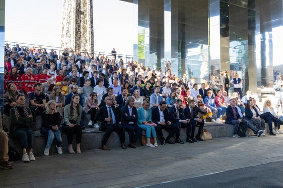 Numerosi ospiti provenienti dall'Alto Adige, dal Tirolo e dal Trentino hanno partecipato alla cerimonia di consegna del premio “Prestazione d'eccellenza - il volontariato giovanile” al NOI Techpark di Bolzano. In prima fila erano presenti alcuni membri della Giunta provinciale altoatesina. (Foto: USP/Bernhard Aichner)