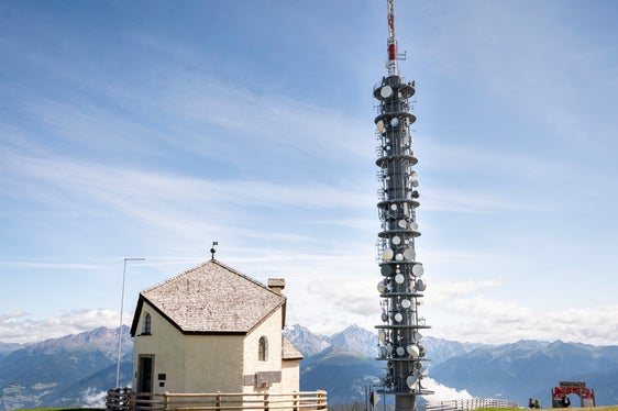La RAS trasmette attualmente 38 programmi radiofonici e 22 televisivi, tra cui 19 programmi radiofonici e 14 televisivi provenienti da Germania, Austria e Svizzera, oltre a numerosi programmi locali (nella foto, la postazione ricetrasmittente di Plan de Corones). (Foto: USP/Fabio Brucculeri)