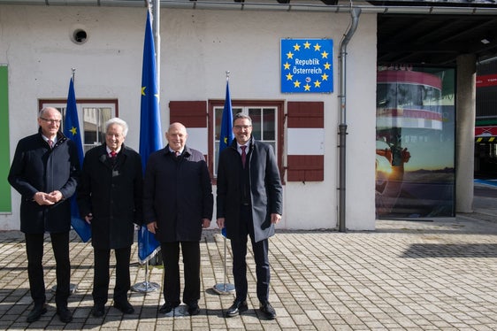 Des Falls des Grenzbalkens vor 25 Jahren haben heute am Brenner die Landeshauptleute von Tirol, Anton Mattle (ganz links), und von Südtirol, Arno Kompatscher (ganz rechts), und ihre Vorgänger Wendelin Weingartner und Luis Durnwalder am Brenner gedacht. (Foto: LPA/Ivo Corrà)