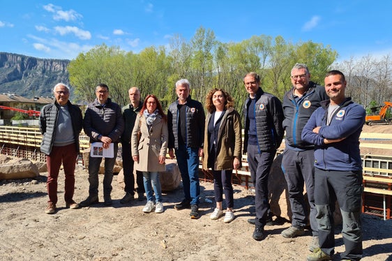 Baustellenbesichtigung Aldeiner Bach, Gemeinde Branzoll (v.r.): Vorarbeiter Michael Helfer, Techniker Hansjörg Prugg, Agenturdirektor Klaus Unterweger, Vizebürgermeisterin Margot Pizzini, Landesrat Arnold Schuler, Gemeindereferentin Sabrina Adami, stellvertretender Amtsdirektor Thomas Thaler, Projektant Claudio Volcan, Gemeindereferent Benedetto Zito (Foto: LPA/Agentur für Bevölkerungsschutz)