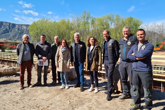 Lavori di messa in sicurezza sul rio Aldino. Nella foto (da sinistra), il collaboratore Michael Helfer, il tecnico Hansjörg Prugg, il direttore dell'Agenzia per la Protezione civile, Klaus Unterweger, la vicesindaca Margot Pizzini, l'assessore Arnold Schuler, la referente comunale Sabrina Adami, il vicedirettore Thomas Thaler, il progettista Claudio Volcan e il referente per il Comune di Bronzolo, Benedetto Zito. (Foto: ASP/Agenzia per la Protezione civile)