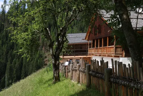 Der Burgerhof in Prags ist Teil der von der Stiftung begleiteten Lernangebote, deren Betrieb durch eine Landeszuweisung für 2026 unterstützt wird. (Foto: LPA/Ressort für Deutsche Bildung und Kultur)