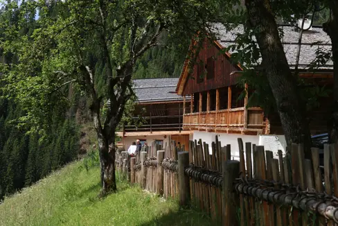 Der Burgerhof in Prags ist Teil der von der Stiftung begleiteten Lernangebote, deren Betrieb durch eine Landeszuweisung für 2026 unterstützt wird. (Foto: LPA/Ressort für Deutsche Bildung und Kultur)