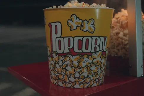 In teatri, ai concerti e nelle sale cinema è ora consento nuovamente il consumo di cibo e bevande. (Foto: Pexels-zafira media)