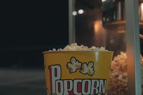 Der Konsum von Speisen und Getränken in Theater-, Konzert- und Kinosälen, sowie in Unterhaltungslokalen ist wieder erlaubt. (Foto: Pexels-zafira media)